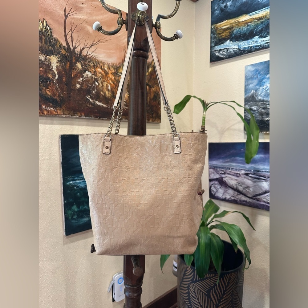 EUC Michael Kors Signature Beige Patent Leather Jet Set Chain Tote